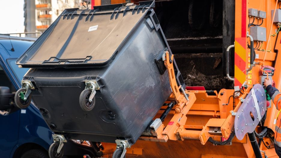 Bezdomnego zauważono, gdy zaczynał się proces prasowania śmieci