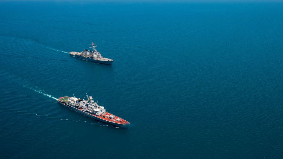 Ukraińska fregata Hetman Sahajdaczny i amerykański niszczyciel USS Ross podczas wspólnych ćwiczeń na Morzu Czarnym