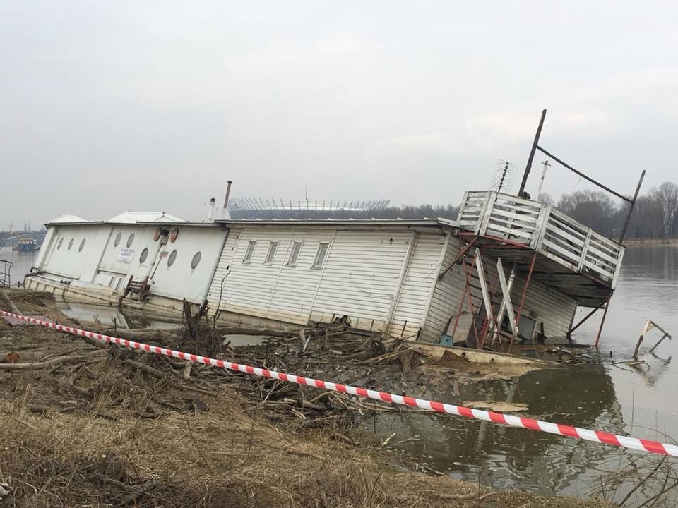 Pożar barki przy Moście Łazienkowskim. Straszyła od zimy