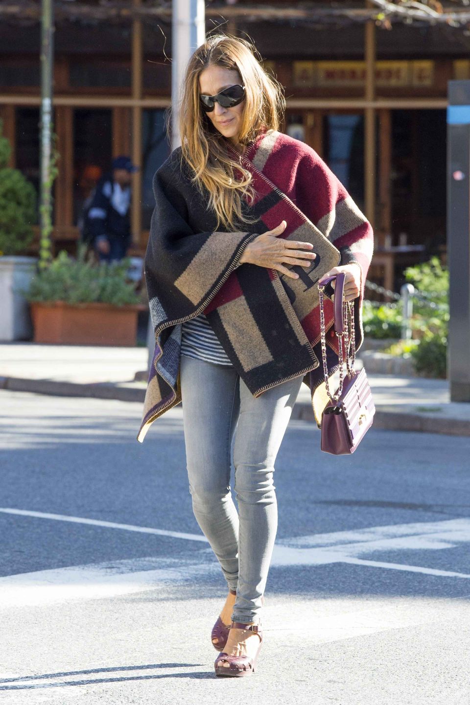Sarah Jessica Parker w pelerynie i dżinsach wygląda bardzo stylowo (fot. ONS)