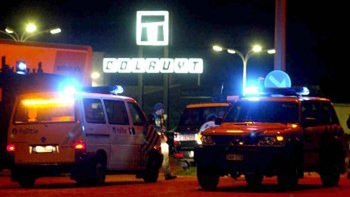 Policja przed supermarketem Colruyt