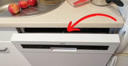 Nie zamykasz zmywarki, kiedy nie jest jeszcze pełna? To dlatego masz potem ten problem