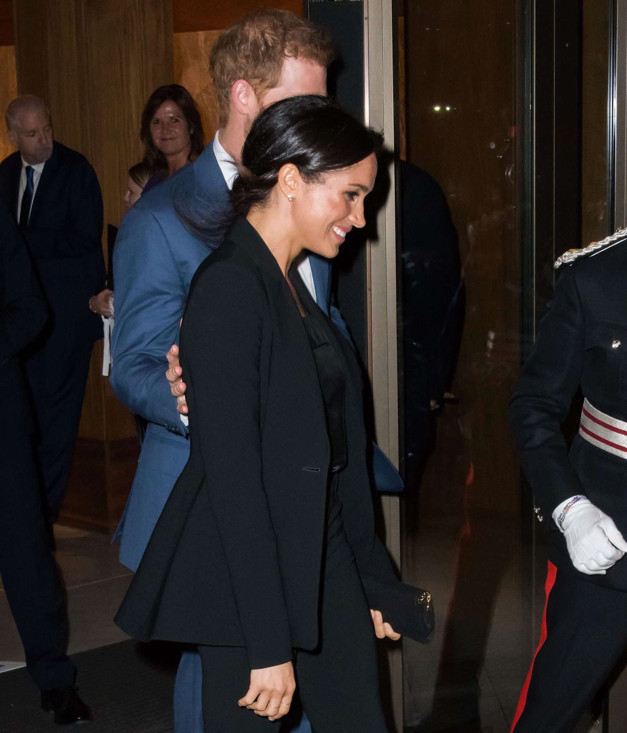 Książę Harry i Meghan Markle w czarnym garniturze na rozdaniu nagród WellChild