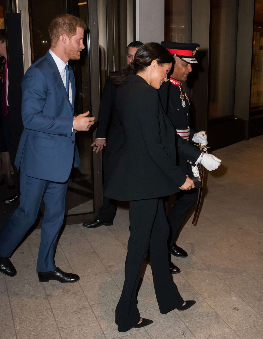 Książę Harry i Meghan Markle w czarnym garniturze na rozdaniu nagród WellChild