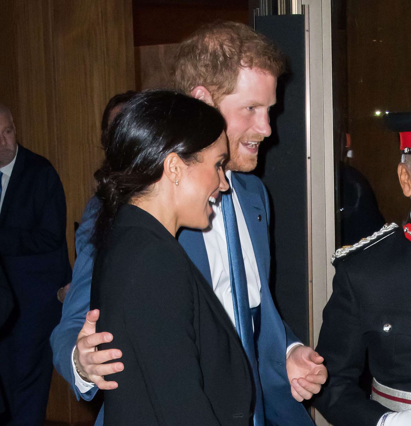 Książę Harry i Meghan Markle w czarnym garniturze na rozdaniu nagród WellChild
