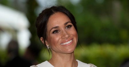 Meghan Markle w białej obcisłej sukience. Ciążowy brzuszek cieszy oko wielbicieli