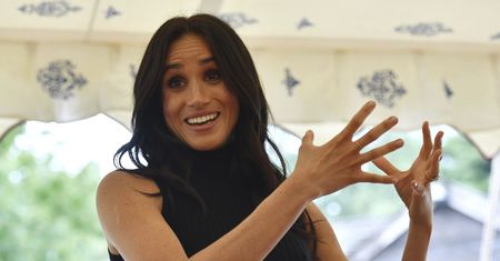 Księżna Meghan coraz częściej ubiera się na czarno. Psycholog wyjaśnił dlaczego
