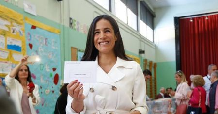 Begona Villacis, hiszpańska polityk wygląda jak Meghan Markle. Trudno je odróżnić