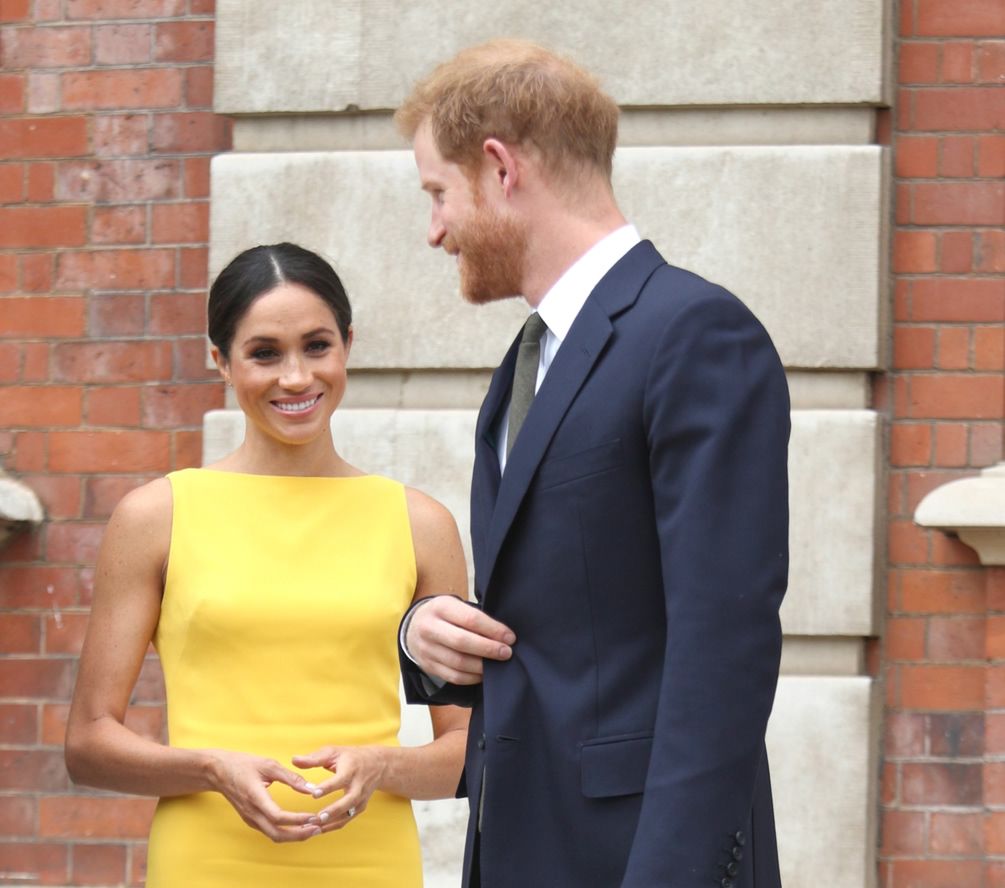 Meghan Markle jak promyk słońca. Wybrała żółtą ołówkową sukienkę