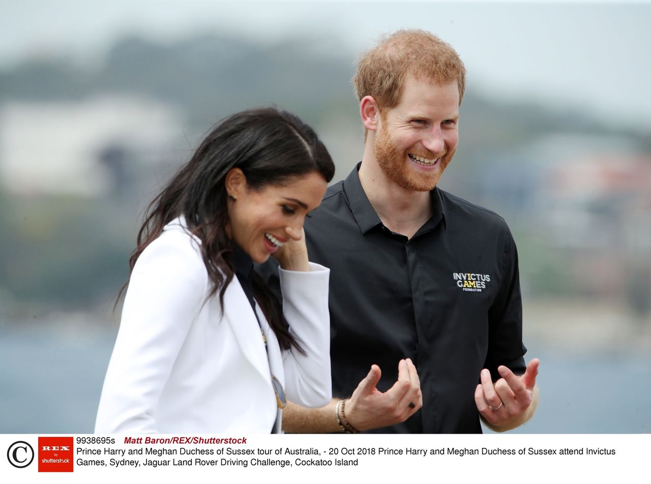 Obcisłe spodnie i koszula. Meghan Markle chce podkreślić ciążowe krągłości