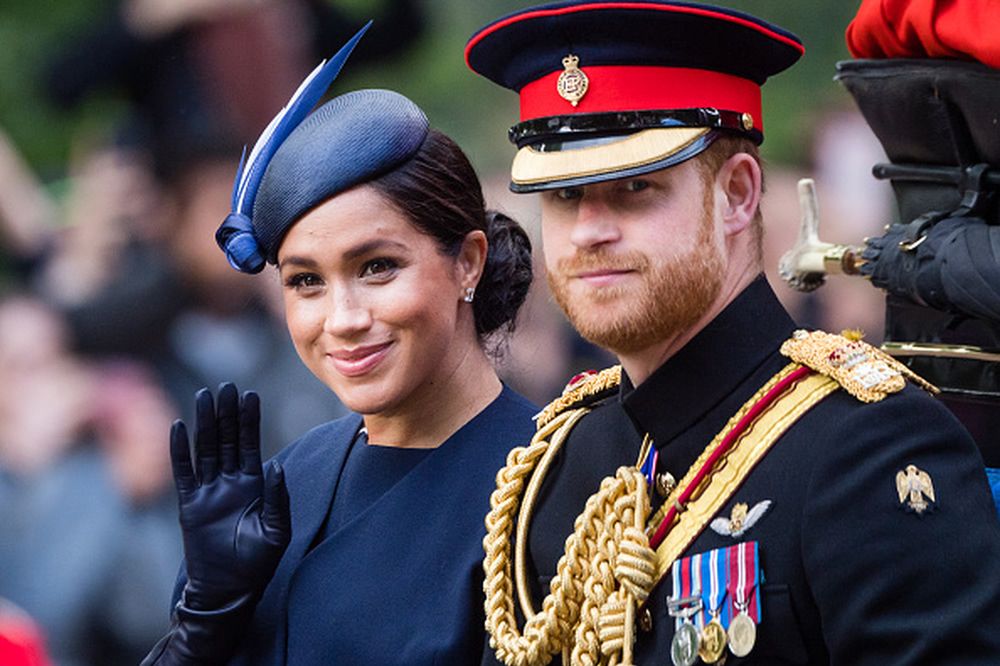 Harry i Meghan w Afryce łamią królewski regulamin. Chcą, by ludzie ich kochali?