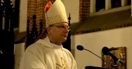 Mocne słowa biskupa o imigrantach i papieżu. Nie wszystkim wiernym się spodobają