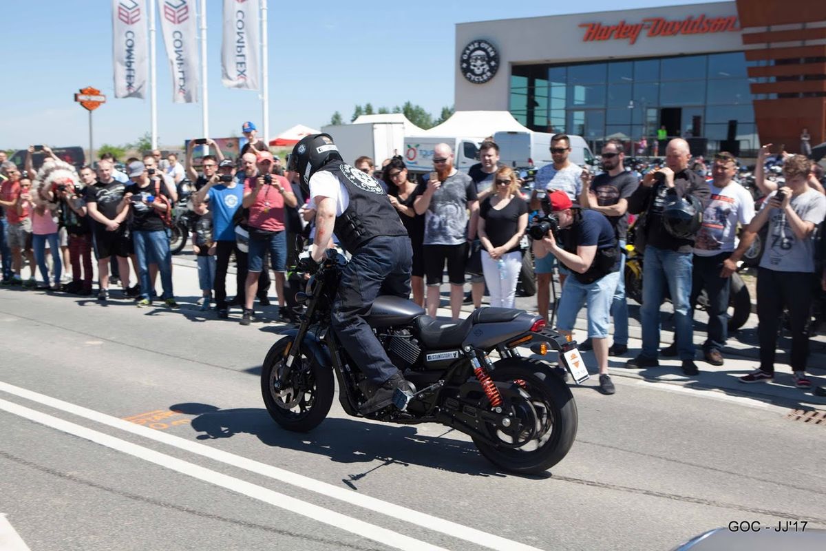 Polak pobił rekord Guinnessa w najdłuższym paleniu gumy na motocyklu