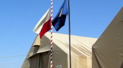 Opuszczone do połowy masztu flagi na terenie Bazy Charlie