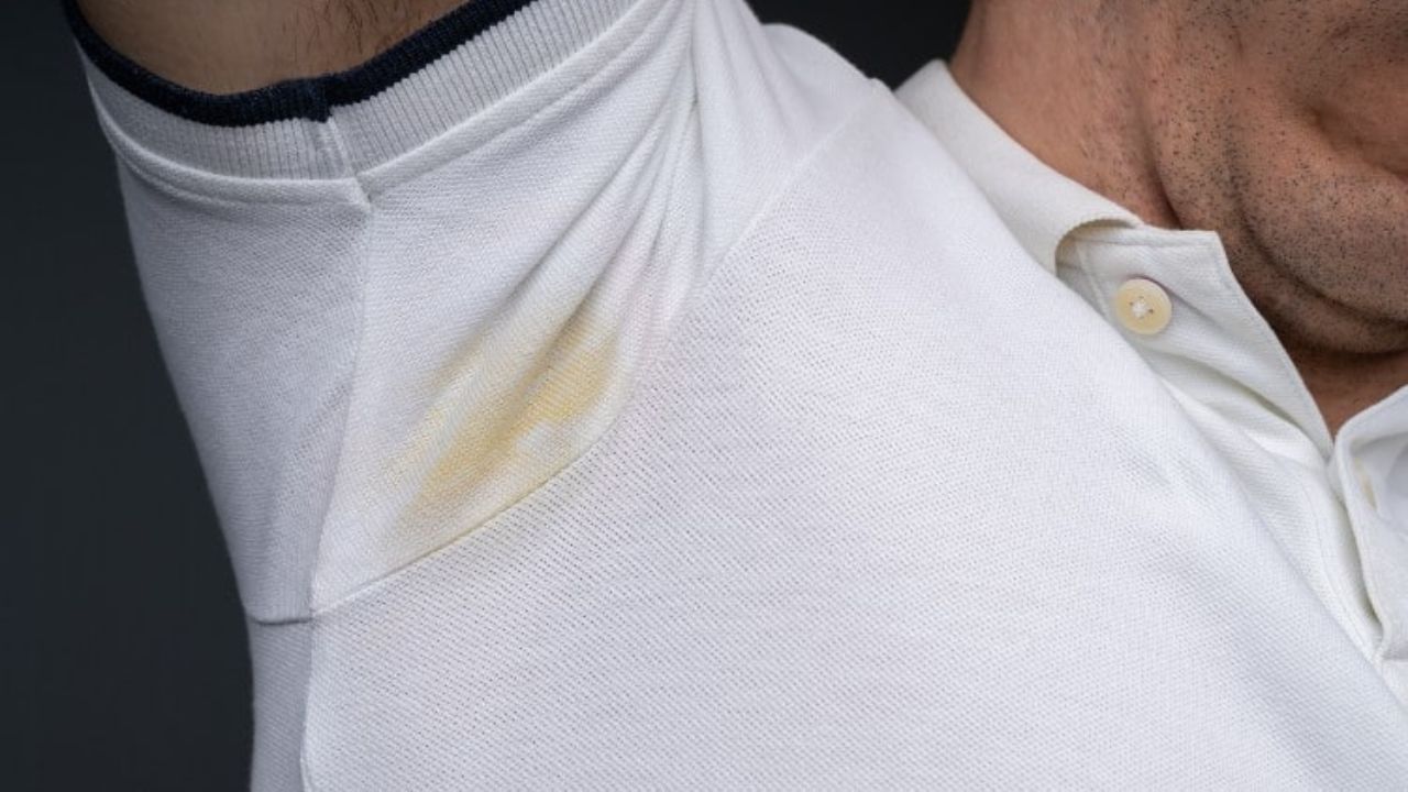 How to Get Rid of Yellow Stains Under the Arms? The Way Without Scrubbing and Bleach