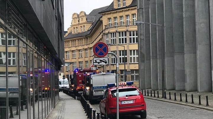 Policja ewakuowała pracowników biur PO