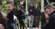 Zakochany Ben Affleck obcałowuje nową dziewczynę na środku ulicy i stroi dziwne miny (ZDJĘCIA)