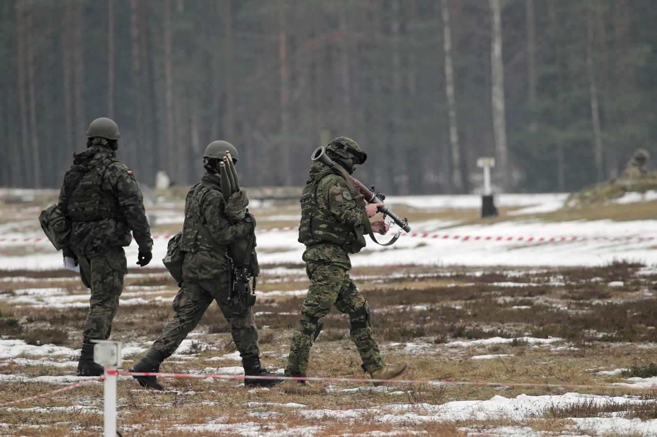 Wrzucił koktajle Mołotowa do komisariatu. Matka weterana obwinia armię