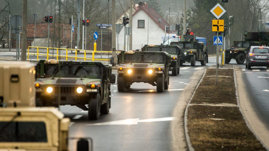 Żołnierze amerykańscy przed Centrum Szkolenia Artylerii i Uzbrojenia w Toruniu (fot. archiwum)