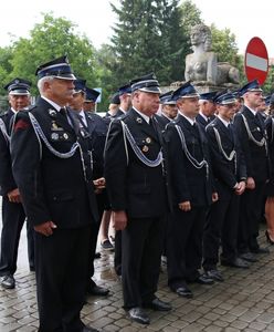 Strażacy mokli w deszczu. Czekali na przyjazd wiceministra Zielińskiego