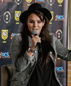 Ewa Farna oburzona artykułem: Ma trochę szczęścia, że w radiu nie widać, że podnosi się mój środkowy palec