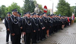 Strażacy mokli w deszczu. Czekali na przyjazd wiceministra Zielińskiego