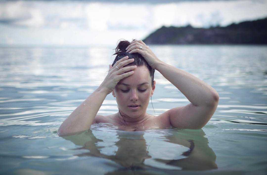 Ewa Farna topless
