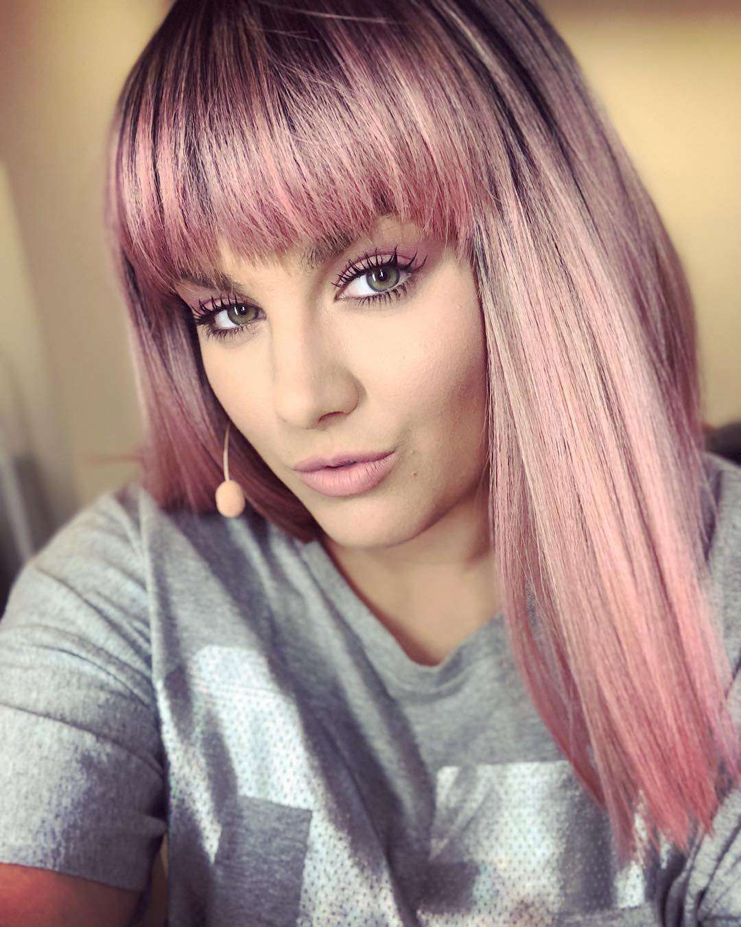 Ewa Farna w różowych włosach