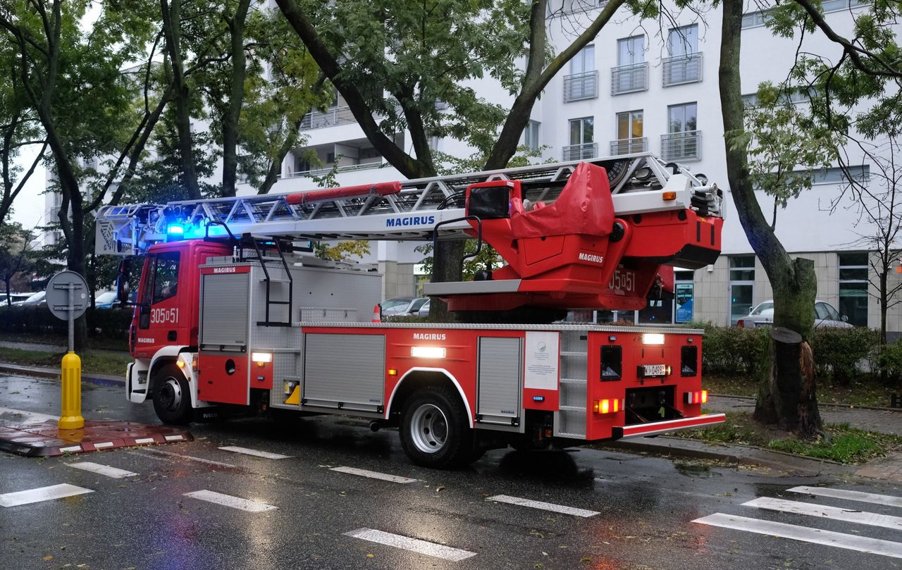 Akcja służb w alei Jana Pawła II w Warszawie. Z wieżowca spada lód