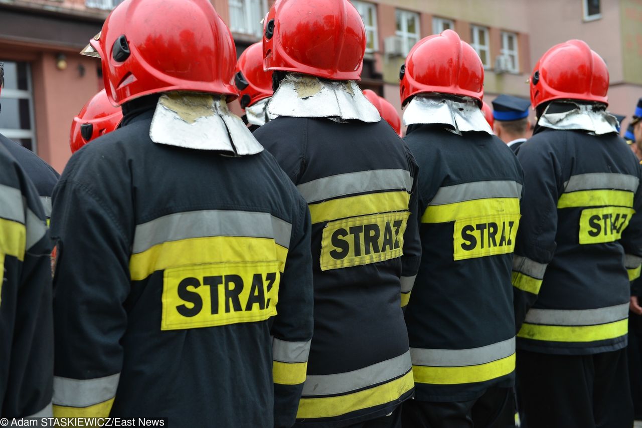 Tyle w Polsce zarabiają strażacy na początku swojej pracy. Kwoty mogą szokować