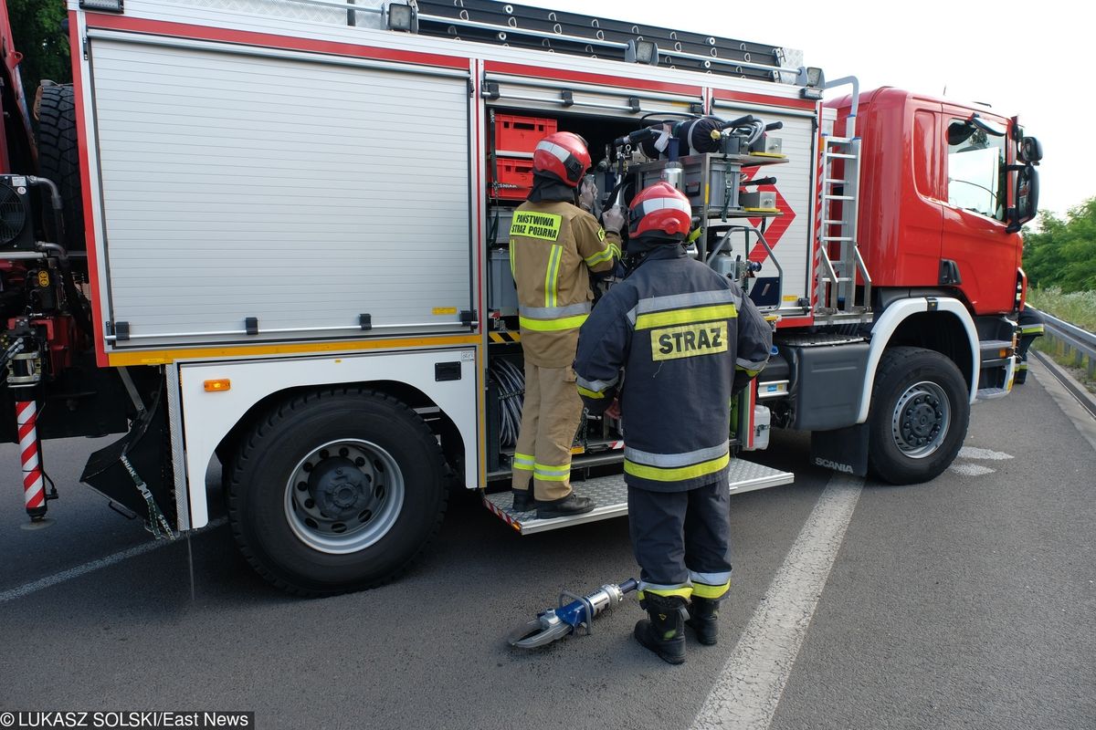 Łódź: groźny wypadek na S8. Ciężarówka spadła z nasypu