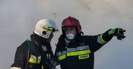 Płonęło mieszkanie w Świebodzinie. Nikt nie wzywał strażaków, bo wszyscy kręcili komórkami filmy
