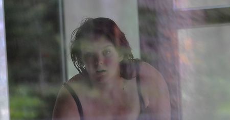 Ewa Farna przyłapana na basenie! Podkreśliła kobiece kształty strojem kąpielowym