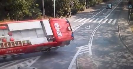 Strażacy nie wyrobili się na zakręcie. Nagranie wypadku