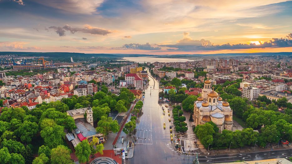 Warna to nie tylko plaże. Warto odwiedzić katedrę - Sobór Zaśnięcia Matki Bożej (na zdjęciu po prawej)