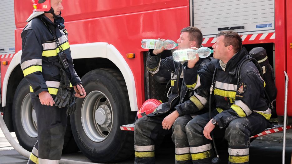 Zgierz. Miejsce, w którym doszło do wycieku zabezpieczały trzy jednostki straży pożarnej (zdjęcie ilustracyjne)