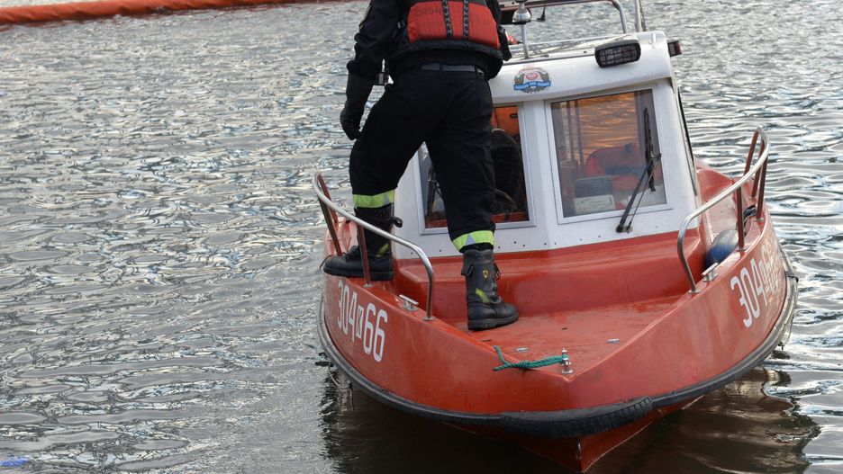 Strażacy rozstawili na Wiśle specjalne zapory