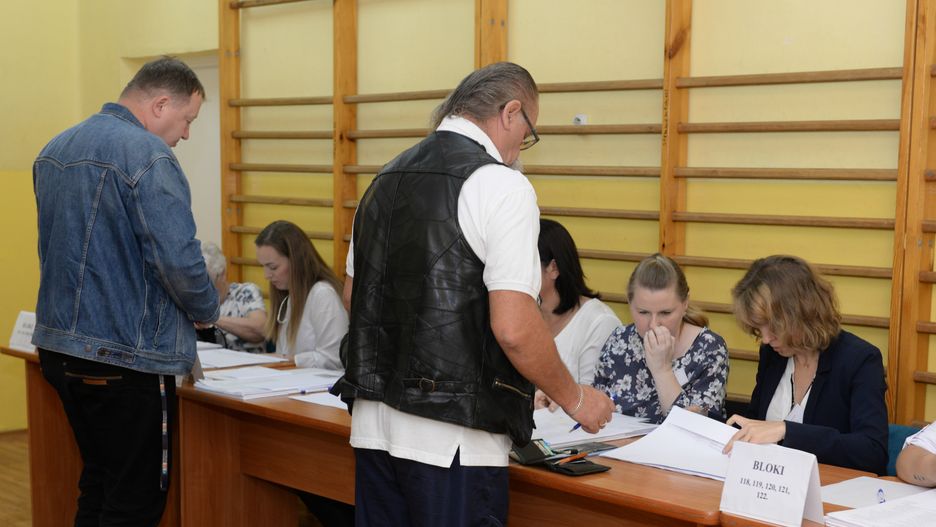 Wybory parlamentarne 2019. Karty do głosowania wydaje komisja wyborcza. Żeby odebrać karty, trzeba przedstawić dokument tożsamości