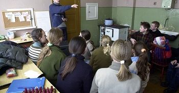 Dzieci nie chodzą do szkoły, nauczyciele przyszli do dzieci