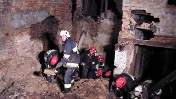 Strażacy w zawalonym budynku
