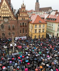 Rocznica Czarnego Poniedziałku. Happening na wrocławskim Rynku zamiast Marszu w Obronie Kobiet