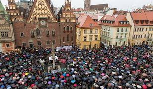 Rocznica Czarnego Poniedziałku. Happening na wrocławskim Rynku zamiast Marszu w Obronie Kobiet