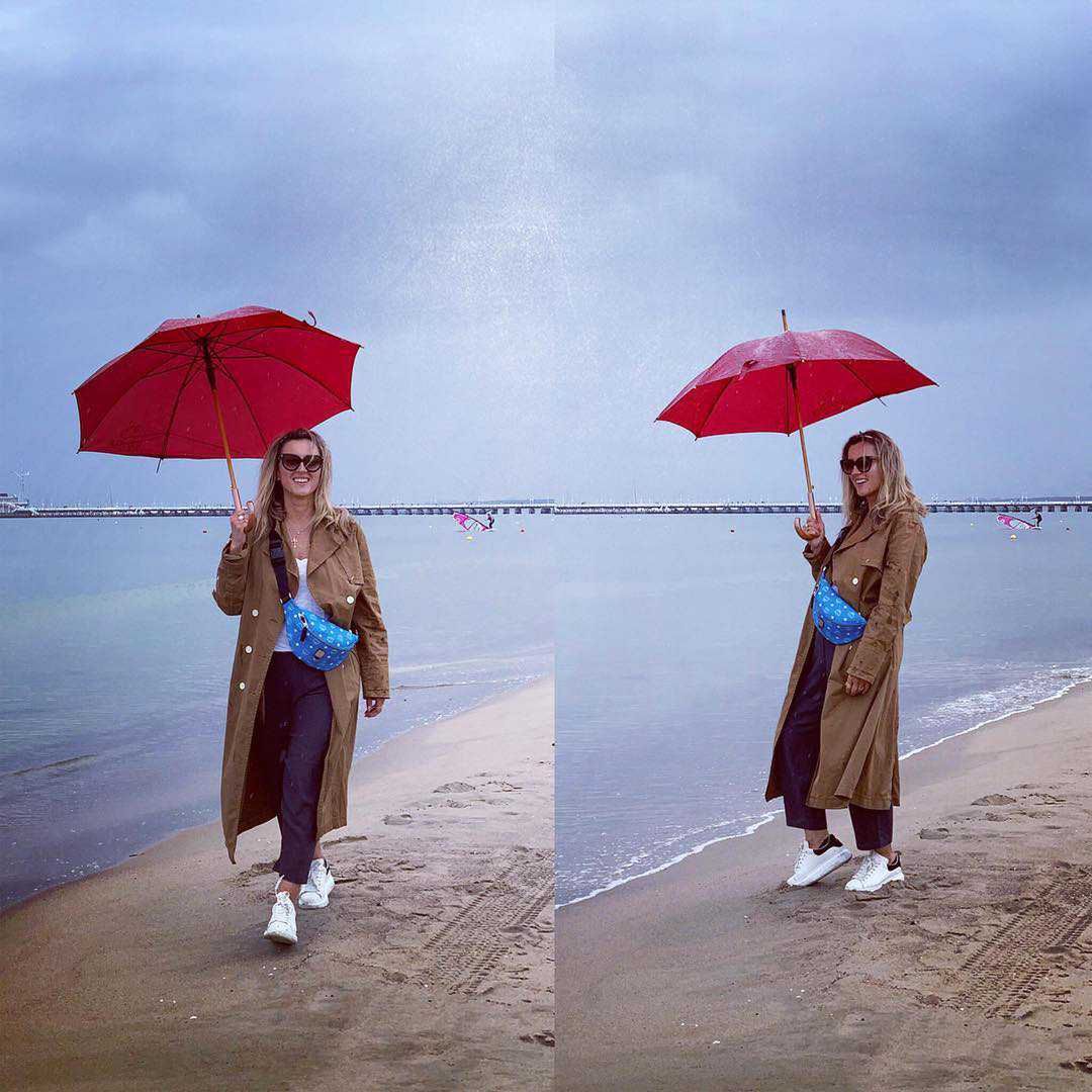 Karolina Szostak w deszczu