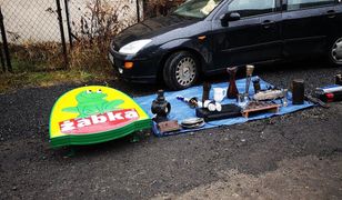 Szyld Żabki do kupienia na targu staroci. Sieć nie wie, skąd się tam wziął