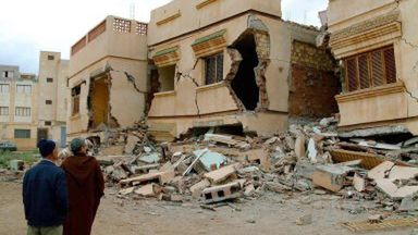 Ruiny budynków w dotkniętej trzęsieniem ziemi wiosce Ait Kamara