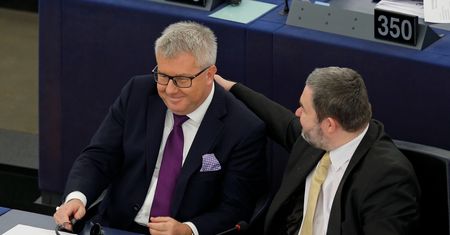 Euroland na kontach europosłów PiS. "Hipokryzja"