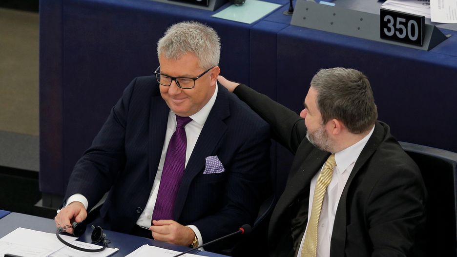 Dariusz Rosati krytykuje polityków PiS, którzy oszczędności gromadzą w euro