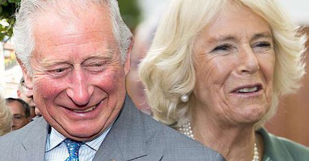 Książę Karol bez koszulki i księżna Camilla w bikini na plaży! To zdjęcie będzie ciągnąć się za nimi latami!