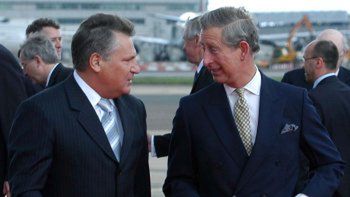 Brytyjski książę Karol wita prezydenta Polski Aleksandra Kwaśniewskiego na londyńskim lotnisku