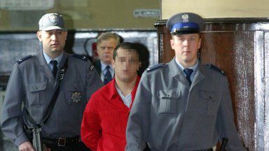 Policjanci prowadzą głównego oskarżonego Mirosława Sz.